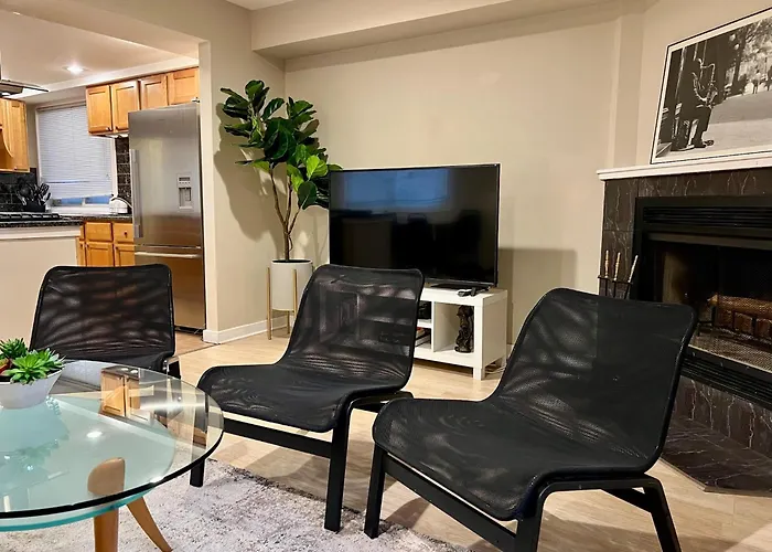Designer Themed 4 Bedroom In Best Location With Patio And Fireplace