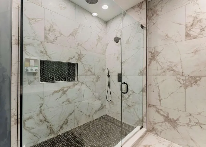 Magnificent New Home W/8 Beds & Free Parking