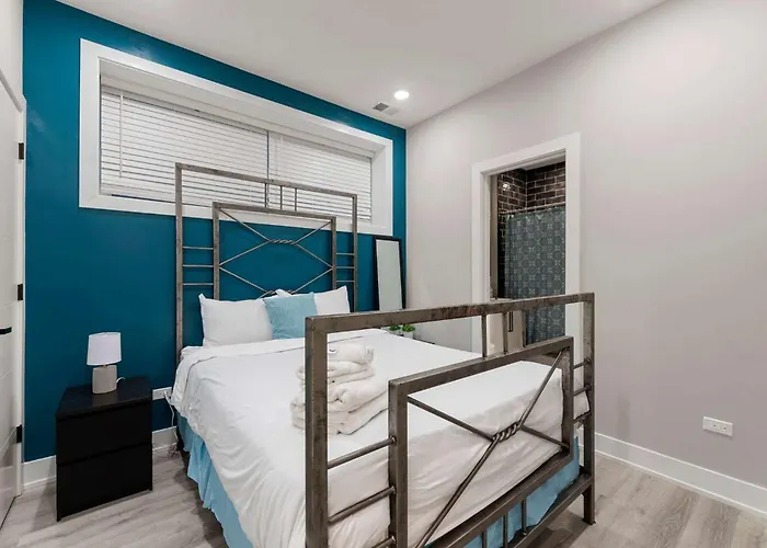 Magnificent New Home W/8 Beds & Free Parking